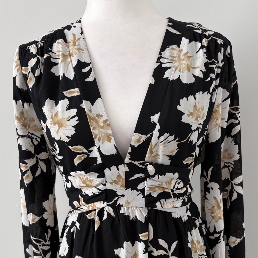 👗Host Pick👗 Black And White Floral Long Sleeve Dress - Picture 3 of 6